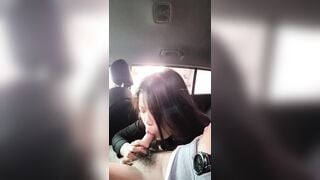 Sang đón bé rau non mới quen trên mạng liền cởi quần ra bắt em bú cu public trên xe