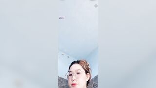 Phòng live của e Thảo Hiền vú to bím múp,cởi hết đồ rồi mà cứ che che làm cái gì k bt