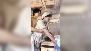 Em trai nứng cặc thèm đụ trần truồng xin chị họ đụ chị thương rồi cho đụ luôn.