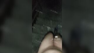 Dâm nữ nữa đêm nứng lồn khỏa thân đi dạo xuống cầu thang chung cư