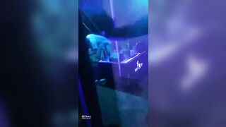 Anh khách đi karaoke hữu duyên BL bé nhân viên