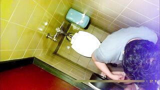 Tàu nhanh với em KTV trong nhà vệ sinh