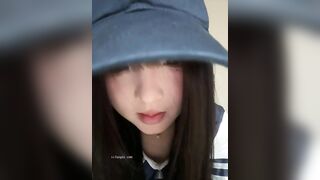 Gái xinh mới lớn mà dâm, thích thủ dâm lỗ đít mới sướng
