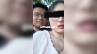 Cùng vợ dâm khẩu dâm bóp vú show hàng làm mặt chó cái dâm public ngoài cv ở Paris #3