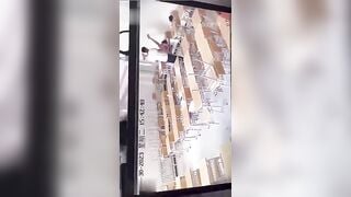 THẦY HIỆU TRƯỞNG PHÁT HIỆN 2 BẠN HỌC SINH ĐỊT NHAU TRONG TRƯỜNG