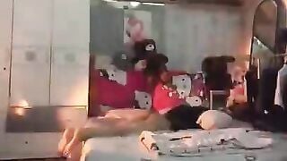 Cô bé 16 tuổi em thích nằm ngủ ko mặc quần.