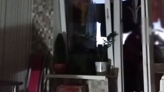 Vụng trộm với bạn của chồng ngoài ban công