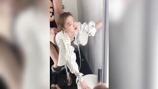 Học sinh đụ cô giáo trong WC