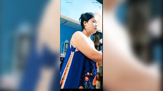 MBBG KHOE VÚ BỰ TRONG LÚC NẤU ĂN CHO BỒ TRẺ