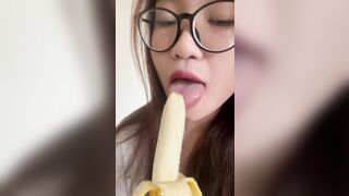 Dâm nữ Thái Lan kính cận siêu dâm quay video ăn chuối mà dâm như mút cu