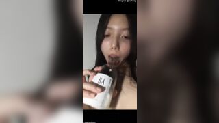 E teen xinh thủ dâm dùng cả chai thủy tinh nhét vào lồn