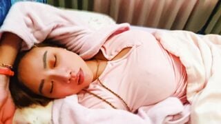 Vào phòng thấy chi dâu ngủ không mặc áo lót lộ đầu ti