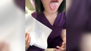 Em y tá dâm móc lồn thủ dâm trong phòng nghỉ lồn chảy nước phần 1