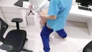 Bác sĩ địt điều dưỡng trong giờ nghỉ trưa