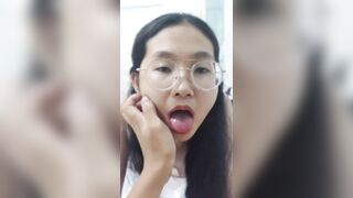 bé mọt sách kính cận thấy cu là em cười sung sướng