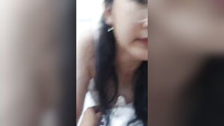 bé mọt sách kính cận thấy cu là em cười sung sướng