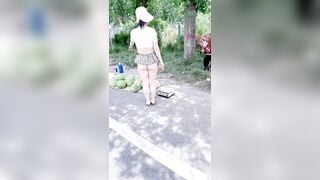 Con đĩ Phô dâm, Public Hở Vú Lồn Mua Dưa Hấu của ông già xem lồn
