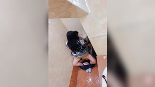 Đi học mà sơ hở xíu là chuồn vô WC địt nhau liền