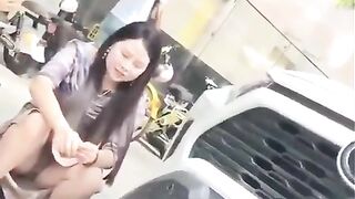 Quay lén lồn đen sì và sì líp của các chị gái ngồi hớ hênh.