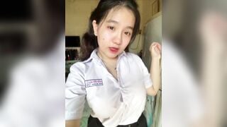 Cặp vú ngoại cỡ kia mà là học sinh lớp 10 ấy hả 🙄