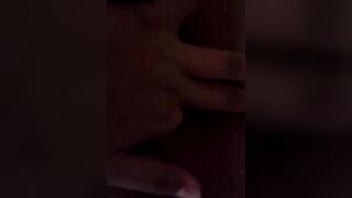 Phát hiện video con em họ thủ dâm trong nhà tắm
