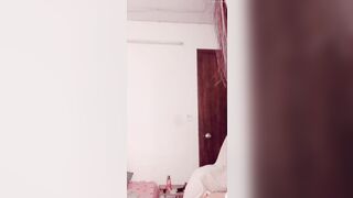 Kính cận nhún nhảy thủ dâm trên nên nhạc