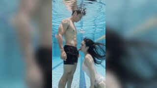 Học bơi kiểu này thì chịu