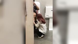 Đang học nứng cặc lôi bạn thân vô toilet trường bú cu