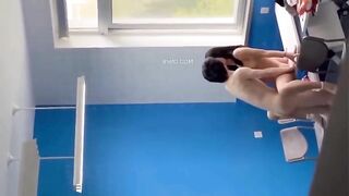 HỌC SINH ĐỊT NHAU TRONG LỚP BỊ BẠN BẮT GẶP