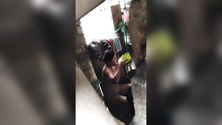 Quay lén chị dâu tắm vú to