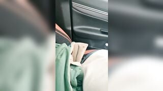 Đón con em họ mới lớn tan học rồi gạ địt em nó trên xe luôn