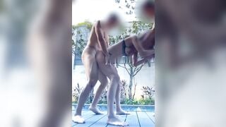 bất ngờ bị dượng nhét cặc vào từ đằng sau khi Đang bú cu cho chồng tại hồ bơi thì