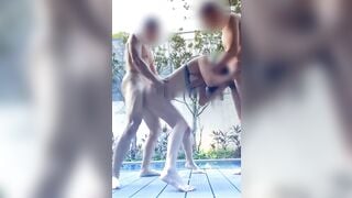 bất ngờ bị dượng nhét cặc vào từ đằng sau khi Đang bú cu cho chồng tại hồ bơi thì