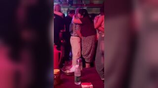 Mấy ông đi họp lớp vừa nhảy vừa móc lồn cho nhau