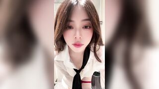 em gái thủ dâm trong nhà vệ sinh công cộng cực nứng