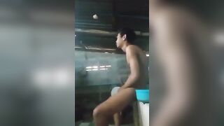 Đến nhà bạn gái chơi đè nắc bạn gái cảnh chuồng bò vừa đụ bạn gái vừa ngắm bò.