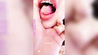 một cô bé dễ thương, và tôi xuất tinh vào âm đạo hồng hào mềm mại của em ấy.