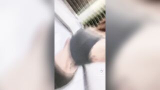 Vừa tắm vừa dùng bàn chải để thủ dâm rỉ đầy nước