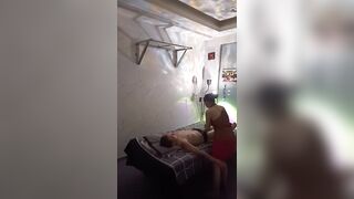 Clip chị gái chuyên xúc bình xăng con trong quán massege tự quản.