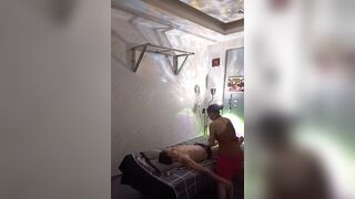 1 quán massage tự quản của 1 chị gái chuyên xúc bình xăng con.
