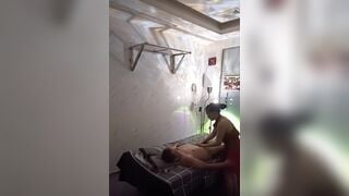 1 quán massage tự quản của 1 chị gái chuyên xúc bình xăng con.