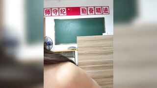 Cô giáo trẻ xinh vú to đít bự thủ dâm bằng toy trong lớp dâm đãng kích thích phần 1