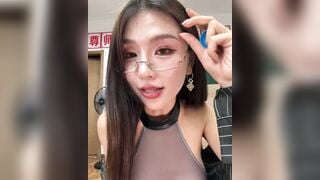 Cô giáo trẻ xinh vú to đít bự thủ dâm bằng toy trong lớp dâm đãng kích thích phần 2
