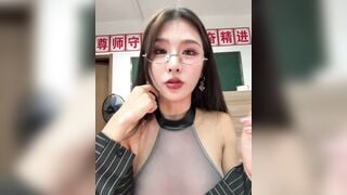 Cô giáo trẻ xinh vú to đít bự thủ dâm bằng toy trong lớp dâm đãng kích thích phần 2
