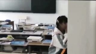 Quay lén đôi học sinh dâm tranh thủ giờ ra chơi lén lút ở trg lớp chịch nhau