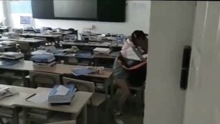 Quay lén đôi học sinh dâm tranh thủ giờ ra chơi lén lút ở trg lớp chịch nhau