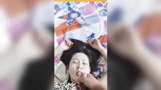 Bắn Tinh Lên Đầy Mặt Bé SV Rồi Đút Cu Vào Mồm Cho Em Mút Nốt