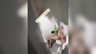 Quay lén chị hàng xóm nhà cúp nước qua xin tắm nhờ phát hiện chị thủ dâm cực cuốn.