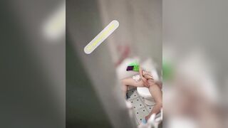 Quay lén chị gái hàng xóm nhà cúp nước qua tắm nhờ, phát hiện chị thủ dâm cực cuốn.