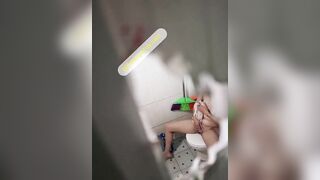 Quay lén chị gái hàng xóm nhà cúp nước qua tắm nhờ, phát hiện chị thủ dâm cực cuốn.